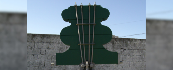 SINO-ANTIGO-COM-CABEÇALHO-EM-MADEIRA